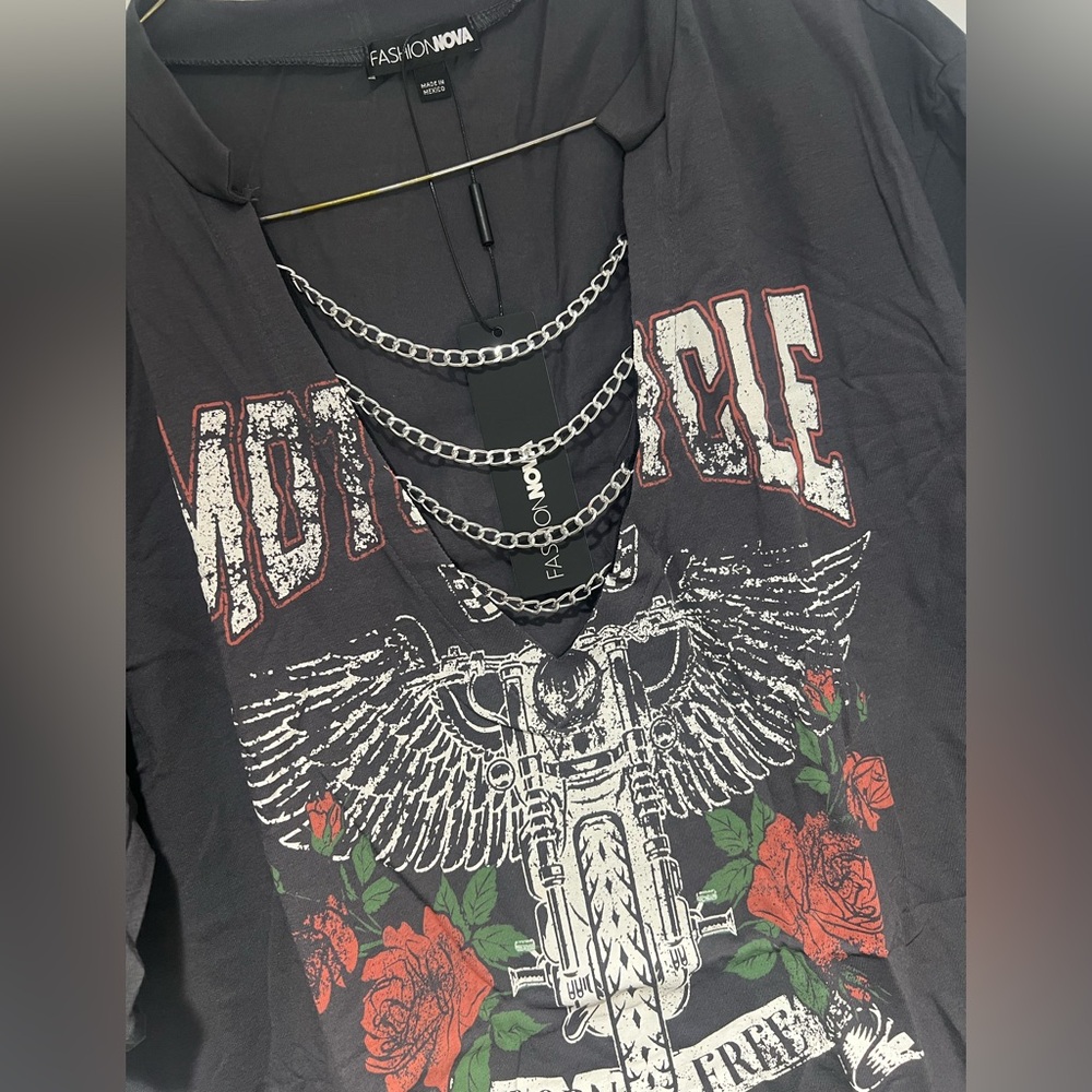 Graphic tee w/ chains - Picture 2 of 3